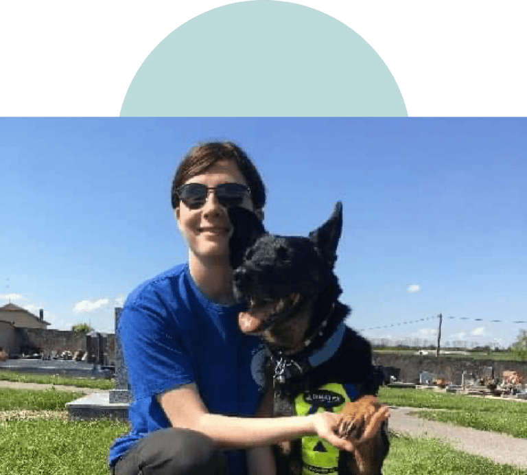 Photo d'un binôme maître et son chien guide